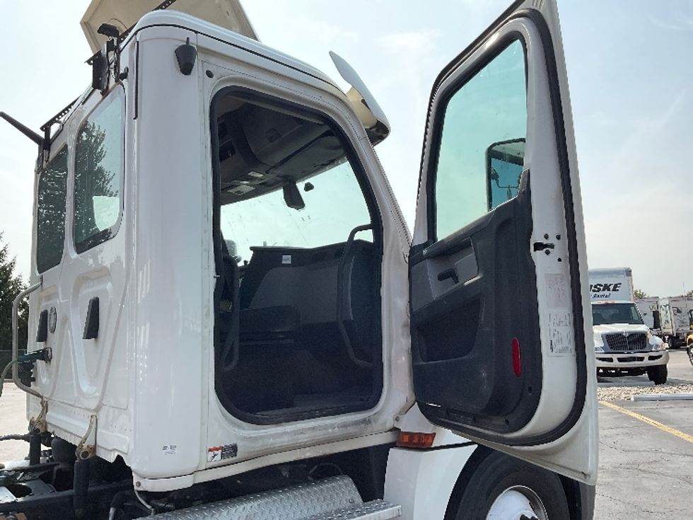Day Cab Tractor-Heavy Duty Tractors-Freightliner-2018-T12664ST-Middlefield-OH-464,443\n\t\tmiles-$ 46,500 - Image 12