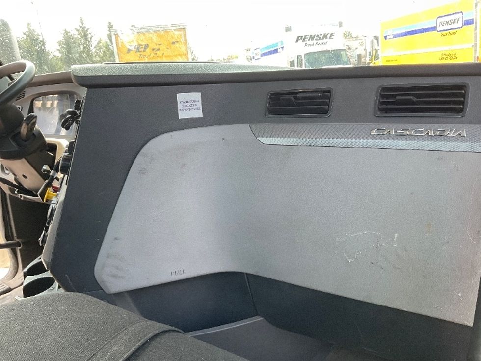 Day Cab Tractor-Heavy Duty Tractors-Freightliner-2018-T12664ST-Middlefield-OH-464,443\n\t\tmiles-$ 46,500 - Image 13