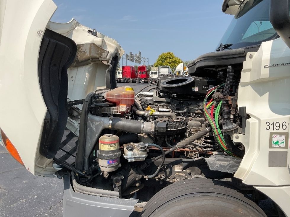 Day Cab Tractor-Heavy Duty Tractors-Freightliner-2018-T12664ST-Middlefield-OH-464,443\n\t\tmiles-$ 46,500 - Image 16