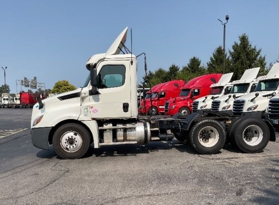 Day Cab Tractor-Heavy Duty Tractors-Freightliner-2018-T12664ST-Middlefield-OH-464,443\n\t\tmiles-$ 46,500 - Image 4