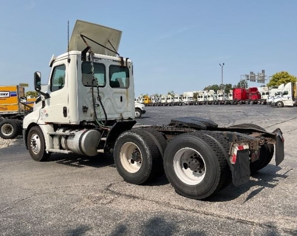 Day Cab Tractor-Heavy Duty Tractors-Freightliner-2018-T12664ST-Middlefield-OH-464,443\n\t\tmiles-$ 46,500 - Image 5