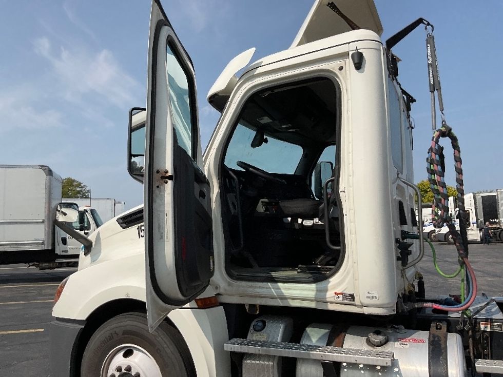 Day Cab Tractor-Heavy Duty Tractors-Freightliner-2018-T12664ST-Middlefield-OH-464,443\n\t\tmiles-$ 46,500 - Image 9