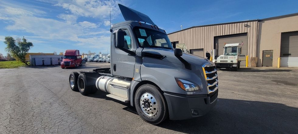 Day Cab Tractor-Heavy Duty Tractors-Freightliner-2018-T12664ST-Middlefield-OH-477,656
		miles-$ 42,750