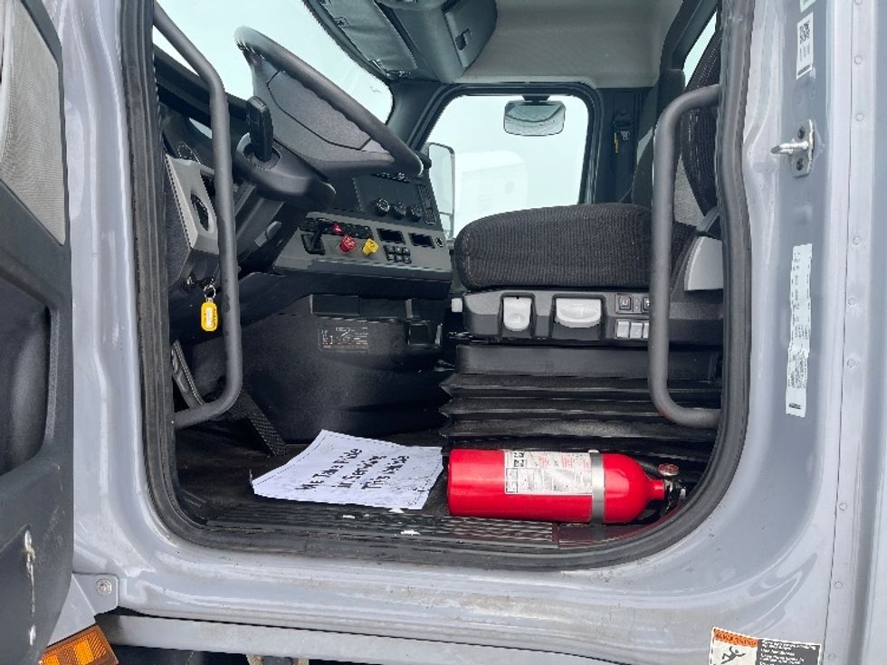 Day Cab Tractor-Heavy Duty Tractors-Freightliner-2018-T12664ST-Middlefield-OH-477,656\n\t\tmiles-$ 42,750 - Image 10