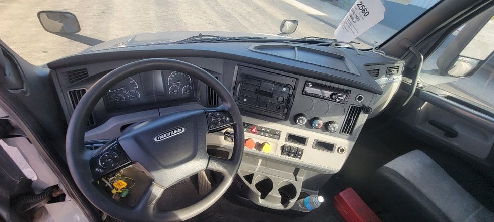 Day Cab Tractor-Heavy Duty Tractors-Freightliner-2018-T12664ST-Middlefield-OH-477,656\n\t\tmiles-$ 42,750 - Image 11