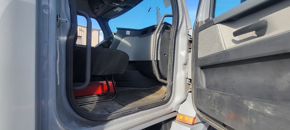 Day Cab Tractor-Heavy Duty Tractors-Freightliner-2018-T12664ST-Middlefield-OH-477,656\n\t\tmiles-$ 42,750 - Image 12