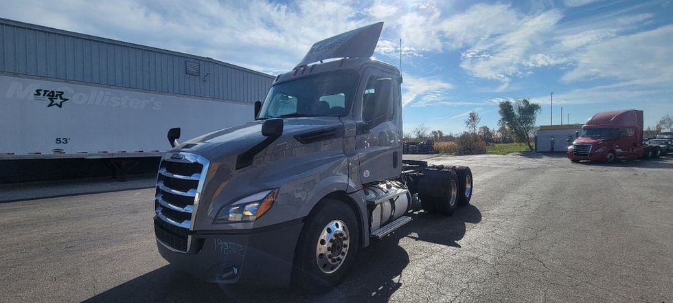 Day Cab Tractor-Heavy Duty Tractors-Freightliner-2018-T12664ST-Middlefield-OH-477,656\n\t\tmiles-$ 42,750 - Image 3