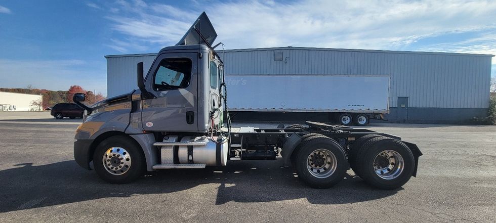 Day Cab Tractor-Heavy Duty Tractors-Freightliner-2018-T12664ST-Middlefield-OH-477,656\n\t\tmiles-$ 42,750 - Image 4