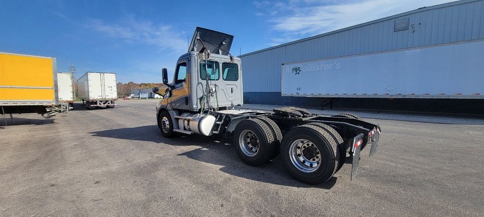 Day Cab Tractor-Heavy Duty Tractors-Freightliner-2018-T12664ST-Middlefield-OH-477,656\n\t\tmiles-$ 42,750 - Image 5