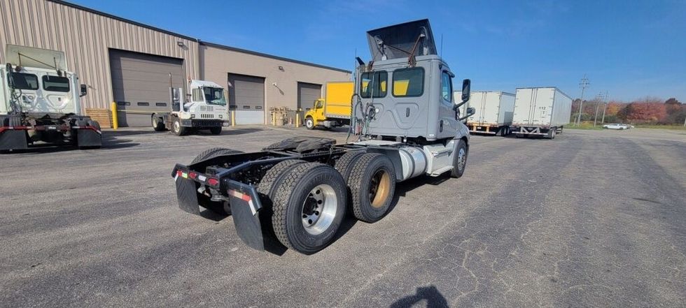 Day Cab Tractor-Heavy Duty Tractors-Freightliner-2018-T12664ST-Middlefield-OH-477,656\n\t\tmiles-$ 42,750 - Image 7