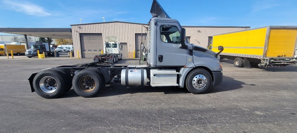 Day Cab Tractor-Heavy Duty Tractors-Freightliner-2018-T12664ST-Middlefield-OH-477,656\n\t\tmiles-$ 42,750 - Image 8