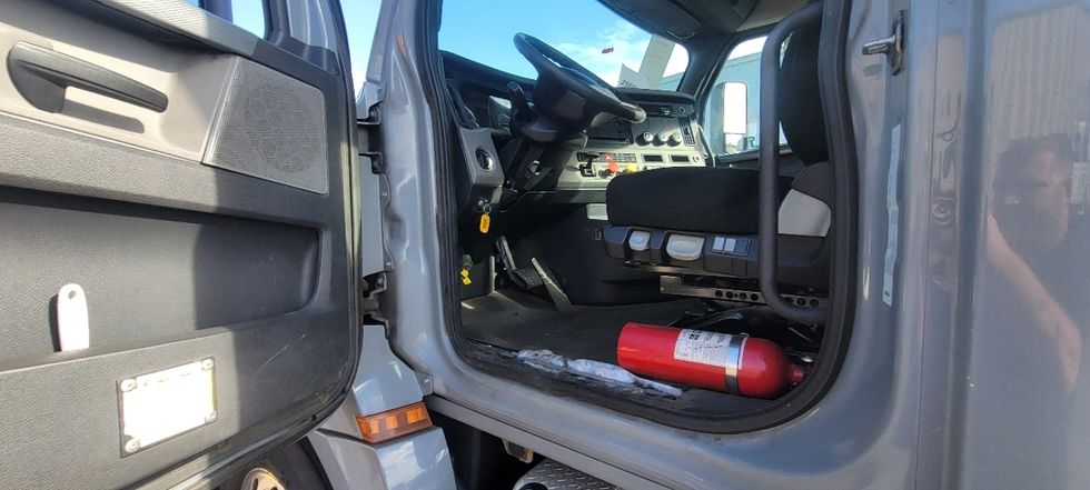 Day Cab Tractor-Heavy Duty Tractors-Freightliner-2018-T12664ST-Middlefield-OH-477,656\n\t\tmiles-$ 42,750 - Image 9