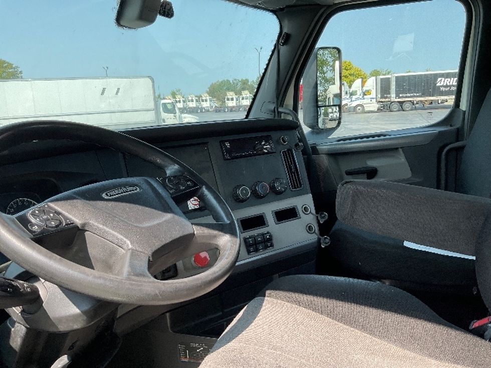 Day Cab Tractor-Heavy Duty Tractors-Freightliner-2018-T12664ST-Middlefield-OH-482,347\n\t\tmiles-$ 45,500 - Image 10