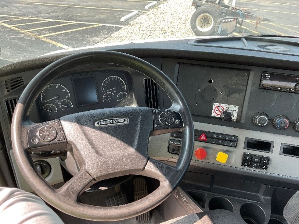 Day Cab Tractor-Heavy Duty Tractors-Freightliner-2018-T12664ST-Middlefield-OH-482,347\n\t\tmiles-$ 45,500 - Image 11