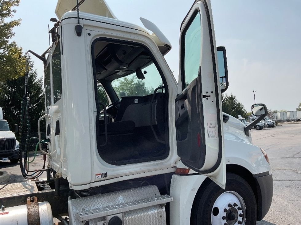 Day Cab Tractor-Heavy Duty Tractors-Freightliner-2018-T12664ST-Middlefield-OH-482,347\n\t\tmiles-$ 45,500 - Image 12