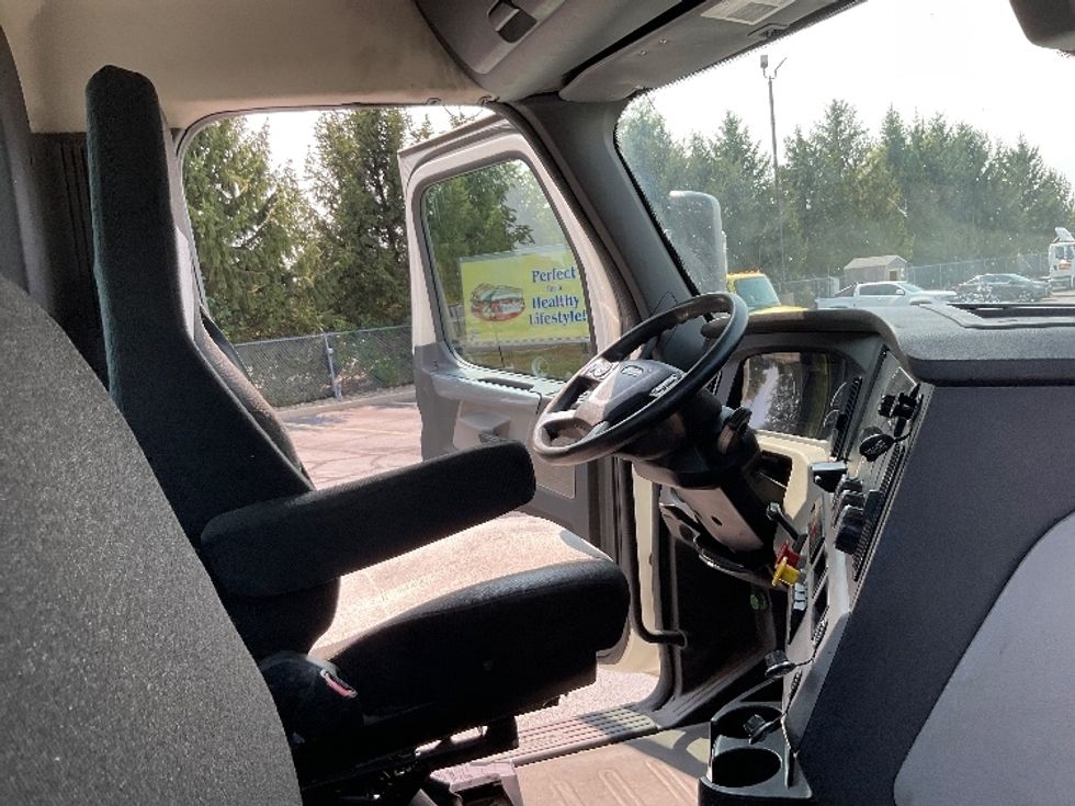 Day Cab Tractor-Heavy Duty Tractors-Freightliner-2018-T12664ST-Middlefield-OH-482,347\n\t\tmiles-$ 45,500 - Image 14