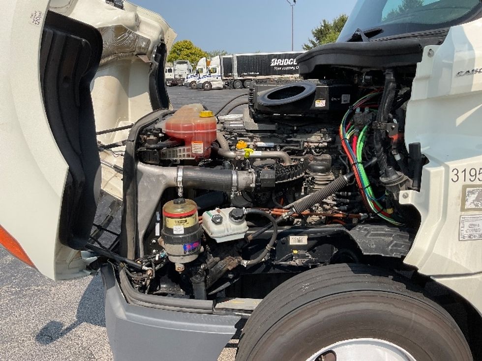 Day Cab Tractor-Heavy Duty Tractors-Freightliner-2018-T12664ST-Middlefield-OH-482,347\n\t\tmiles-$ 45,500 - Image 16