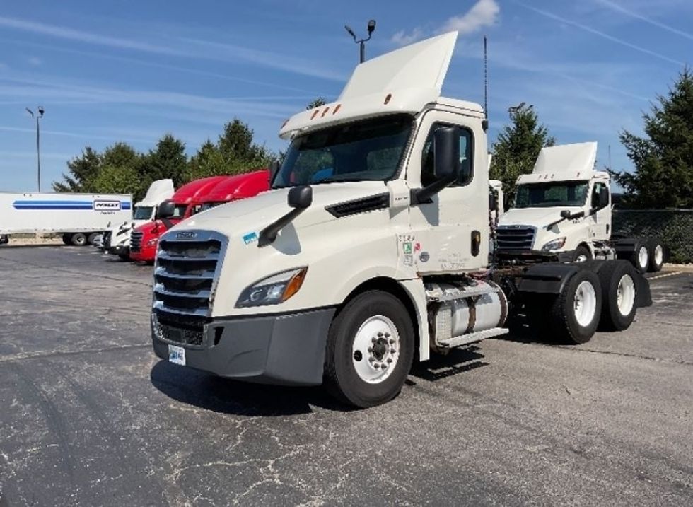 Day Cab Tractor-Heavy Duty Tractors-Freightliner-2018-T12664ST-Middlefield-OH-482,347\n\t\tmiles-$ 45,500 - Image 3