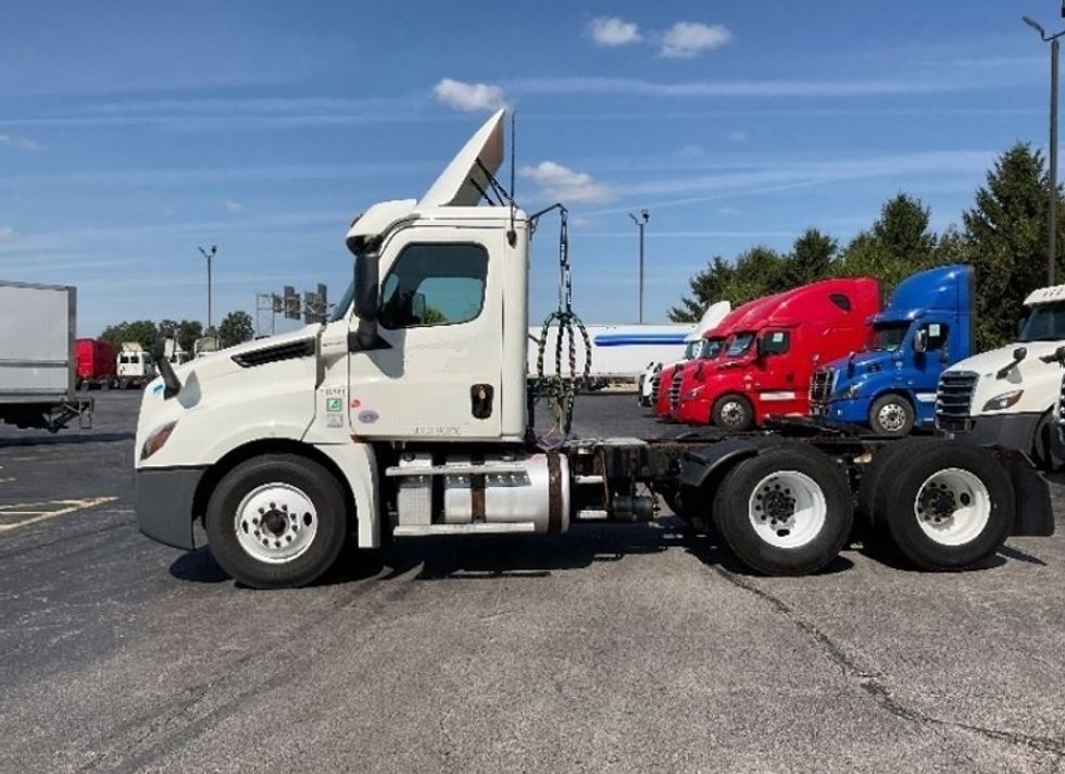 Day Cab Tractor-Heavy Duty Tractors-Freightliner-2018-T12664ST-Middlefield-OH-482,347\n\t\tmiles-$ 45,500 - Image 4