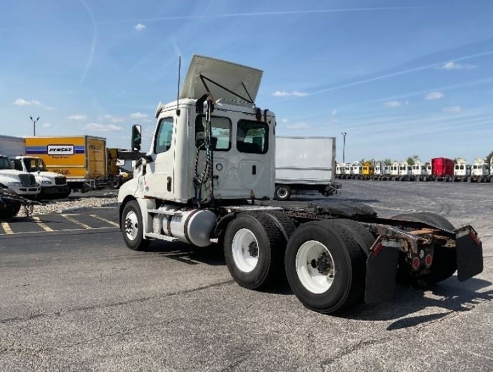 Day Cab Tractor-Heavy Duty Tractors-Freightliner-2018-T12664ST-Middlefield-OH-482,347\n\t\tmiles-$ 45,500 - Image 5