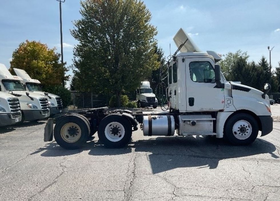 Day Cab Tractor-Heavy Duty Tractors-Freightliner-2018-T12664ST-Middlefield-OH-482,347\n\t\tmiles-$ 45,500 - Image 8