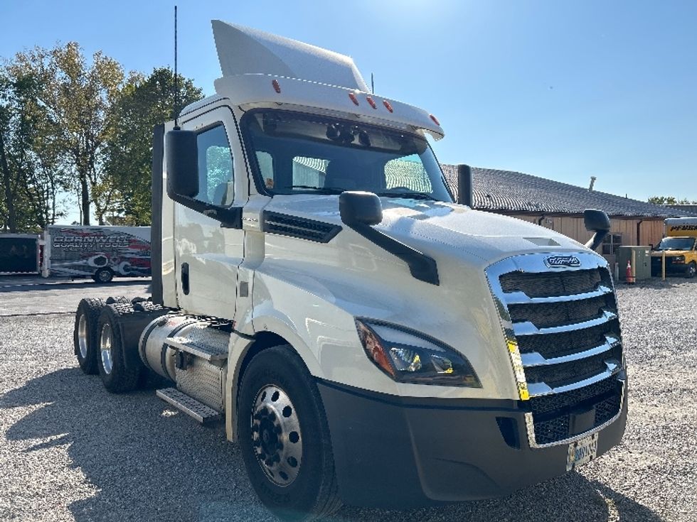 Day Cab Tractor-Heavy Duty Tractors-Freightliner-2018-T12664ST-Middlefield-OH-488,057\n\t\tmiles-$ 46,750 - Image 1