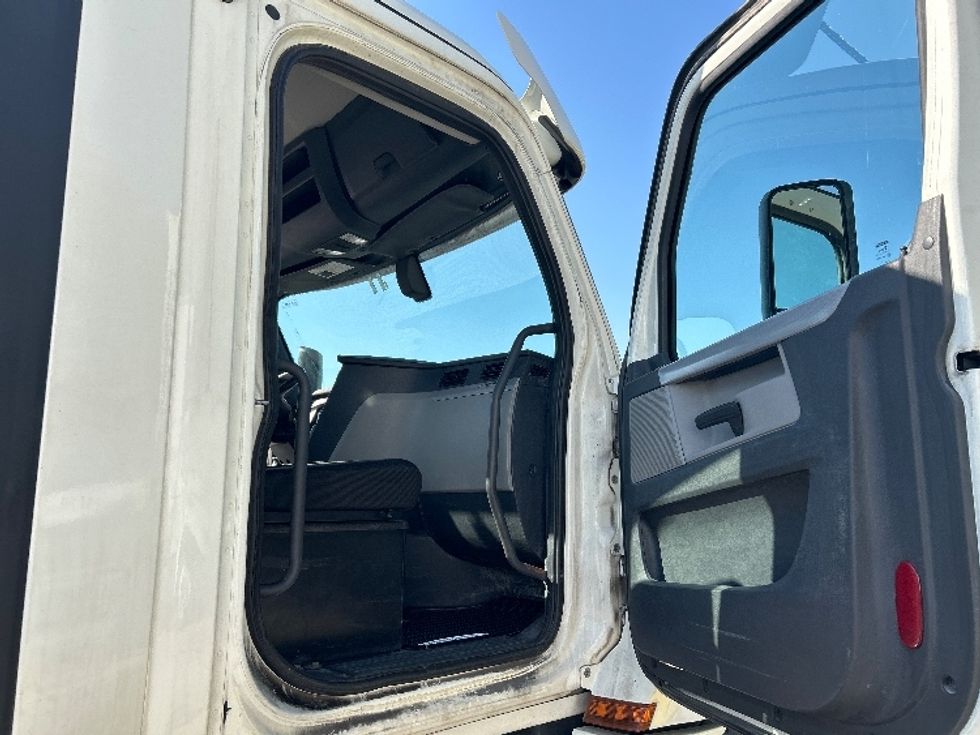 Day Cab Tractor-Heavy Duty Tractors-Freightliner-2018-T12664ST-Middlefield-OH-488,057\n\t\tmiles-$ 46,750 - Image 12