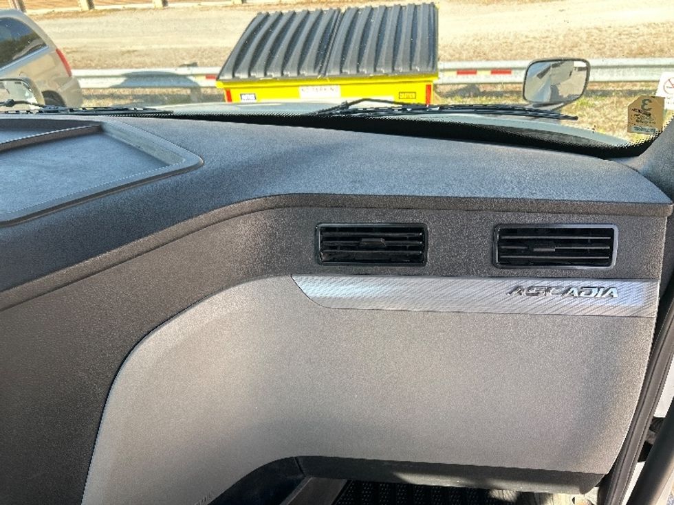 Day Cab Tractor-Heavy Duty Tractors-Freightliner-2018-T12664ST-Middlefield-OH-488,057\n\t\tmiles-$ 46,750 - Image 13