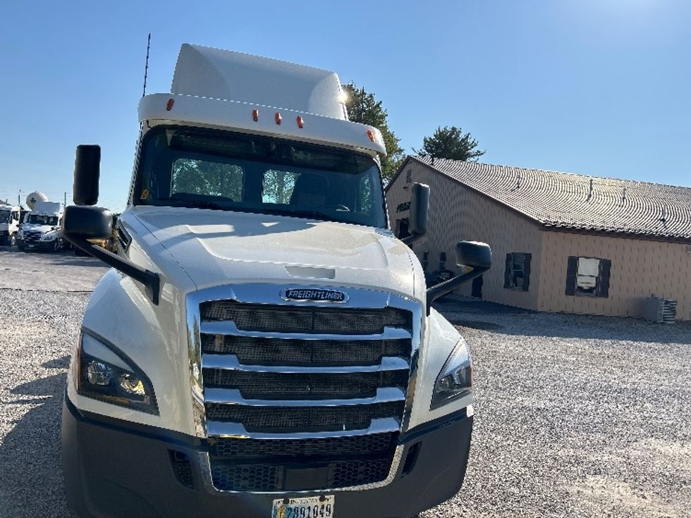 Day Cab Tractor-Heavy Duty Tractors-Freightliner-2018-T12664ST-Middlefield-OH-488,057\n\t\tmiles-$ 46,750 - Image 2