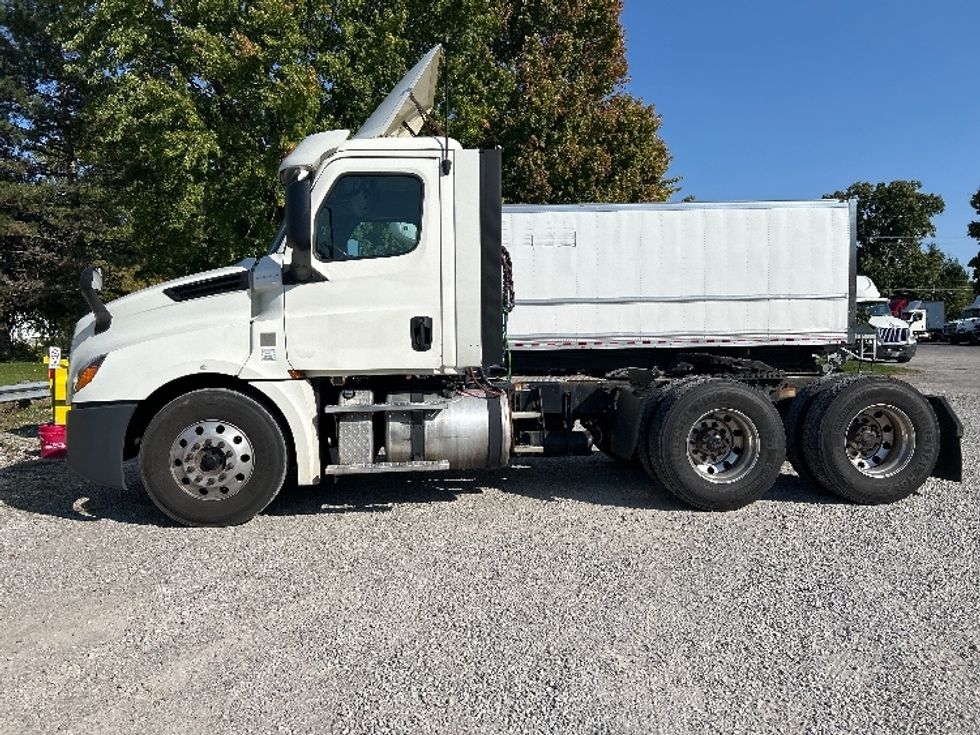 Day Cab Tractor-Heavy Duty Tractors-Freightliner-2018-T12664ST-Middlefield-OH-488,057\n\t\tmiles-$ 46,750 - Image 4