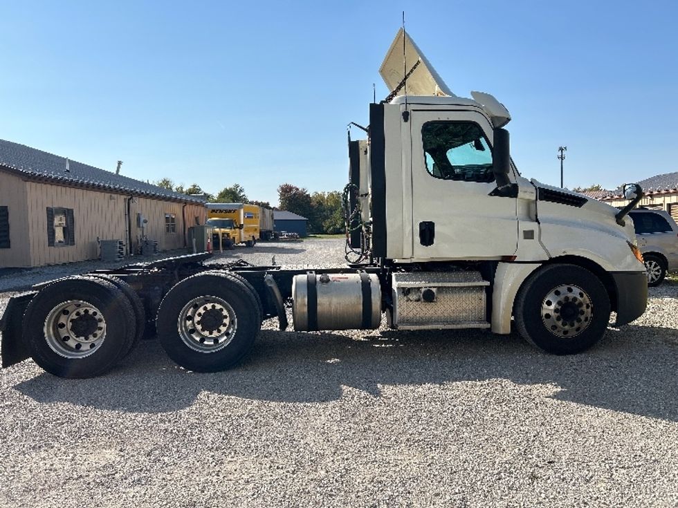 Day Cab Tractor-Heavy Duty Tractors-Freightliner-2018-T12664ST-Middlefield-OH-488,057\n\t\tmiles-$ 46,750 - Image 8