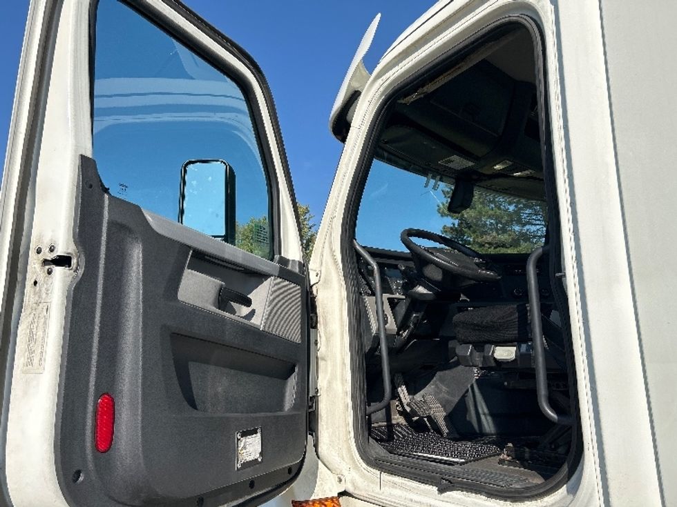Day Cab Tractor-Heavy Duty Tractors-Freightliner-2018-T12664ST-Middlefield-OH-488,057\n\t\tmiles-$ 46,750 - Image 9