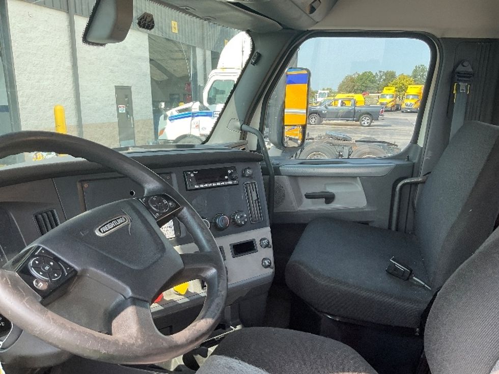 Day Cab Tractor-Heavy Duty Tractors-Freightliner-2018-T12664ST-Middlefield-OH-488,159\n\t\tmiles-$ 45,250 - Image 10