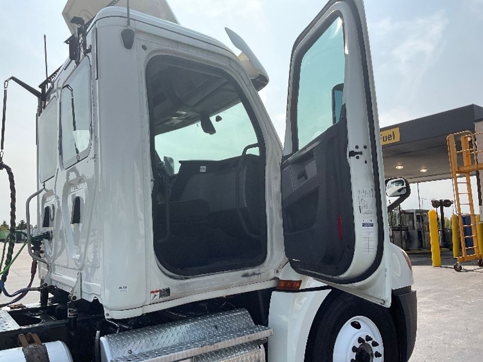 Day Cab Tractor-Heavy Duty Tractors-Freightliner-2018-T12664ST-Middlefield-OH-488,159\n\t\tmiles-$ 45,250 - Image 12