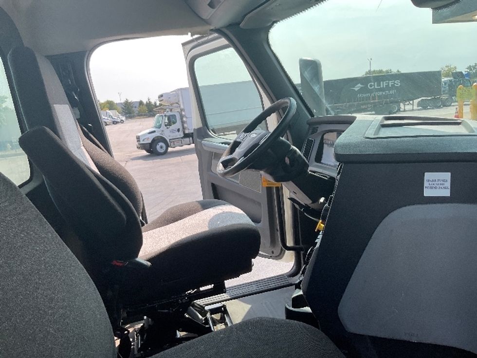 Day Cab Tractor-Heavy Duty Tractors-Freightliner-2018-T12664ST-Middlefield-OH-488,159\n\t\tmiles-$ 45,250 - Image 14