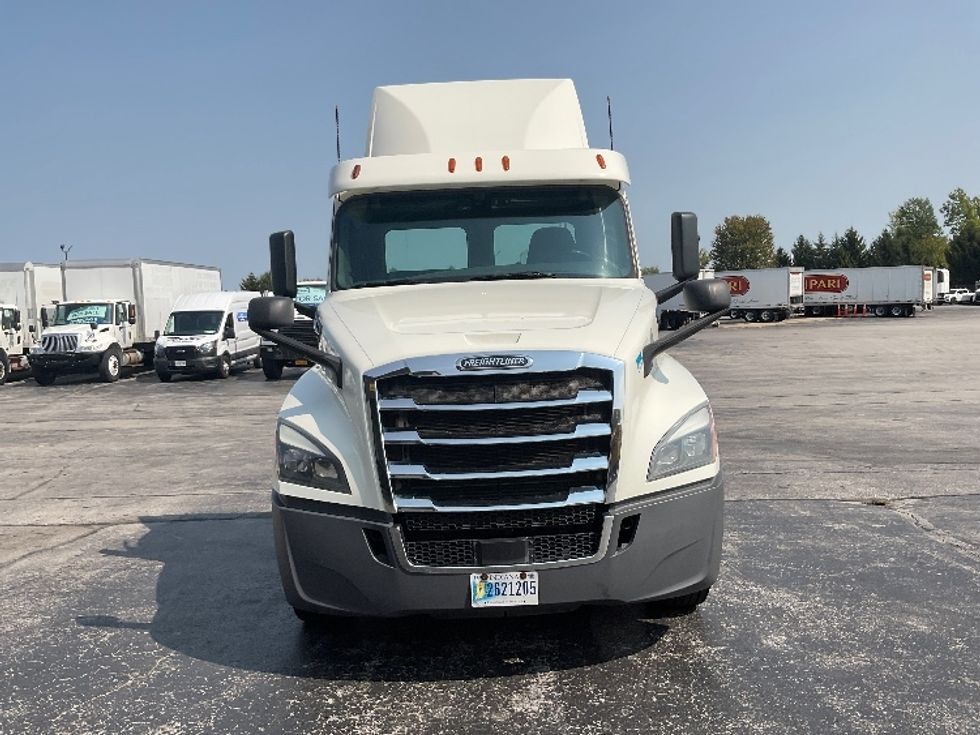 Day Cab Tractor-Heavy Duty Tractors-Freightliner-2018-T12664ST-Middlefield-OH-488,159\n\t\tmiles-$ 45,250 - Image 2