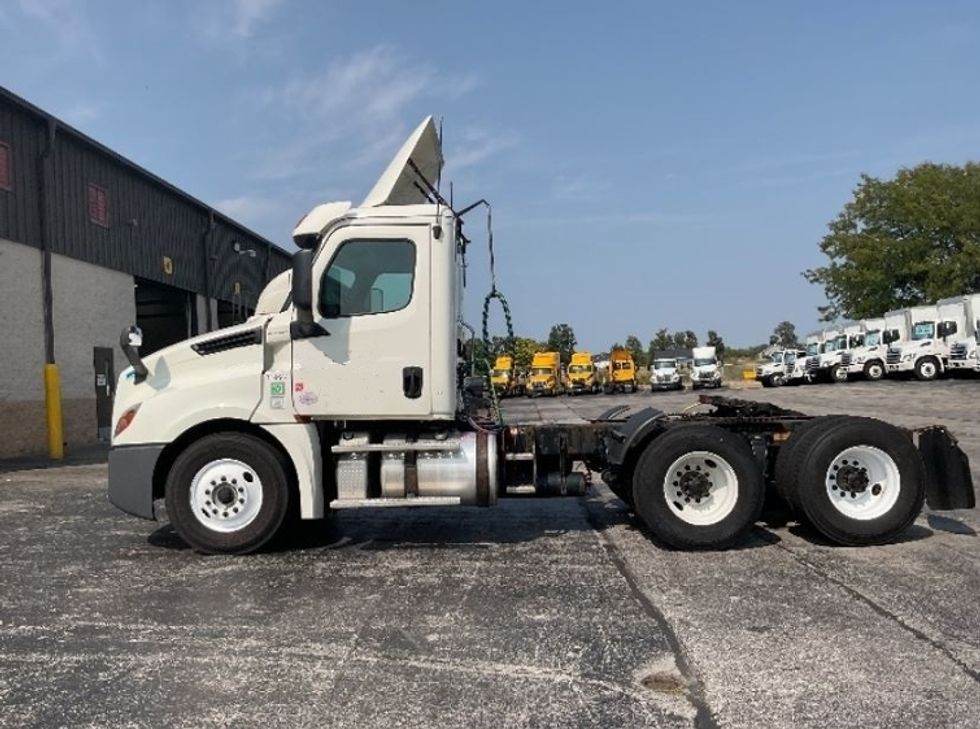 Day Cab Tractor-Heavy Duty Tractors-Freightliner-2018-T12664ST-Middlefield-OH-488,159\n\t\tmiles-$ 45,250 - Image 4