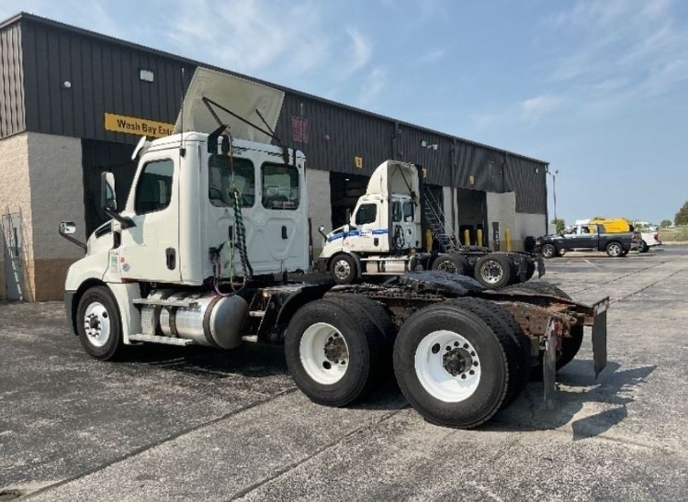 Day Cab Tractor-Heavy Duty Tractors-Freightliner-2018-T12664ST-Middlefield-OH-488,159\n\t\tmiles-$ 45,250 - Image 5