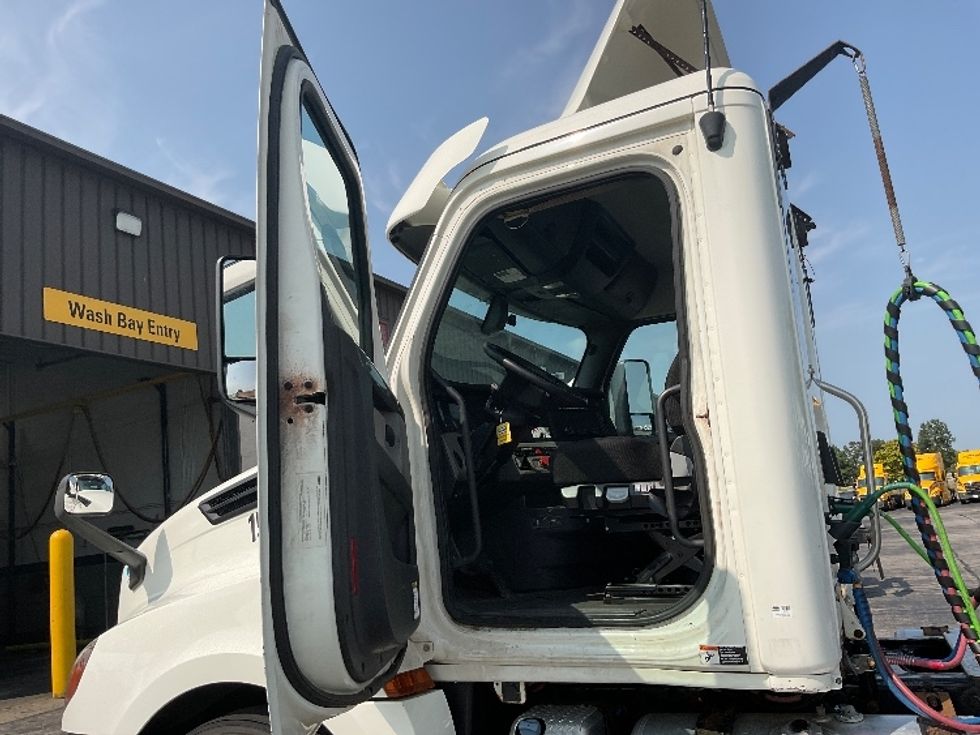 Day Cab Tractor-Heavy Duty Tractors-Freightliner-2018-T12664ST-Middlefield-OH-488,159\n\t\tmiles-$ 45,250 - Image 9