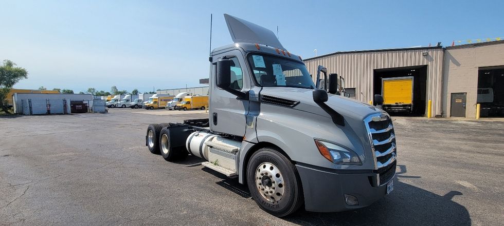 Day Cab Tractor-Heavy Duty Tractors-Freightliner-2018-T12664ST-Middlefield-OH-553,695
		miles-$ 36,250