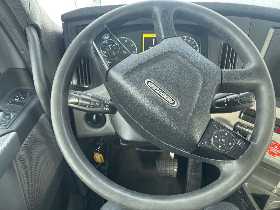 Day Cab Tractor-Heavy Duty Tractors-Freightliner-2018-T12664ST-Middlefield-OH-553,695\n\t\tmiles-$ 36,250 - Image 11