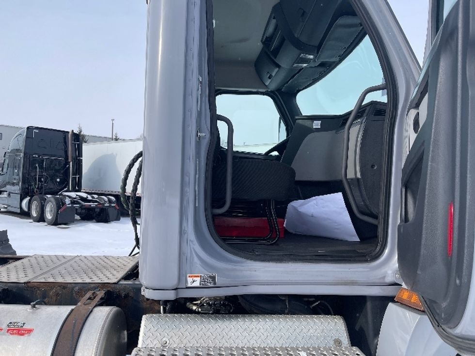 Day Cab Tractor-Heavy Duty Tractors-Freightliner-2018-T12664ST-Middlefield-OH-553,695\n\t\tmiles-$ 36,250 - Image 12