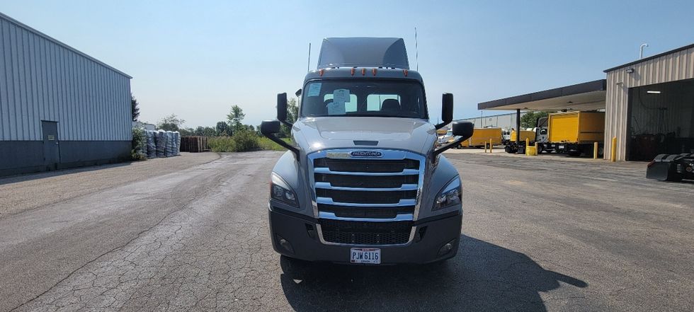 Day Cab Tractor-Heavy Duty Tractors-Freightliner-2018-T12664ST-Middlefield-OH-553,695\n\t\tmiles-$ 36,250 - Image 2