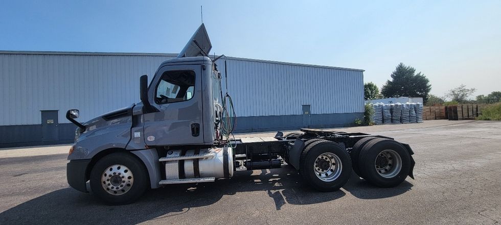 Day Cab Tractor-Heavy Duty Tractors-Freightliner-2018-T12664ST-Middlefield-OH-553,695\n\t\tmiles-$ 36,250 - Image 4