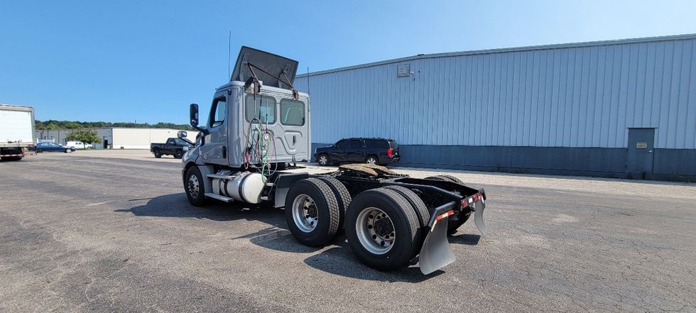Day Cab Tractor-Heavy Duty Tractors-Freightliner-2018-T12664ST-Middlefield-OH-553,695\n\t\tmiles-$ 36,250 - Image 5