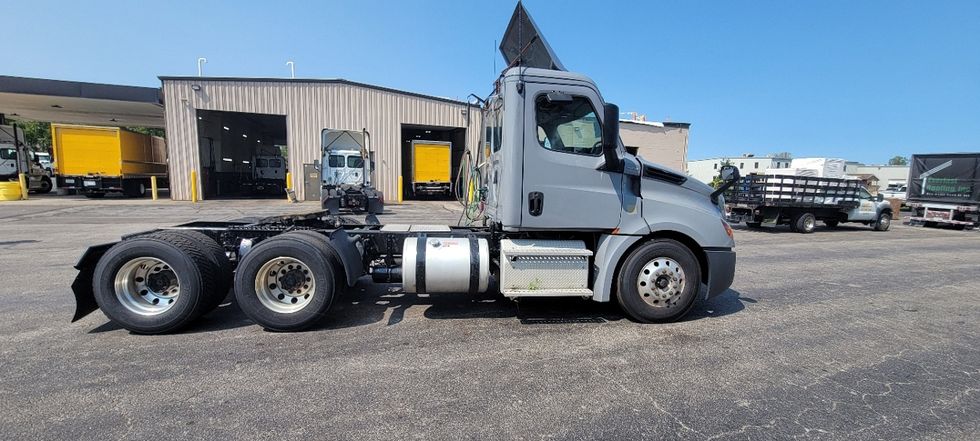 Day Cab Tractor-Heavy Duty Tractors-Freightliner-2018-T12664ST-Middlefield-OH-553,695\n\t\tmiles-$ 36,250 - Image 8