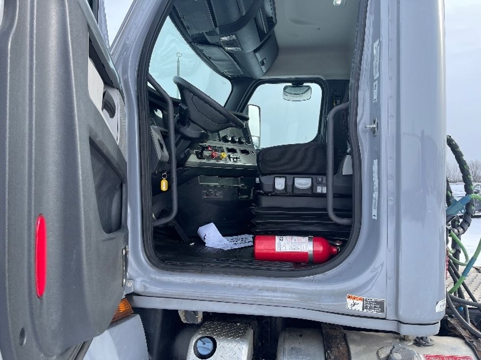 Day Cab Tractor-Heavy Duty Tractors-Freightliner-2018-T12664ST-Middlefield-OH-553,695\n\t\tmiles-$ 36,250 - Image 9