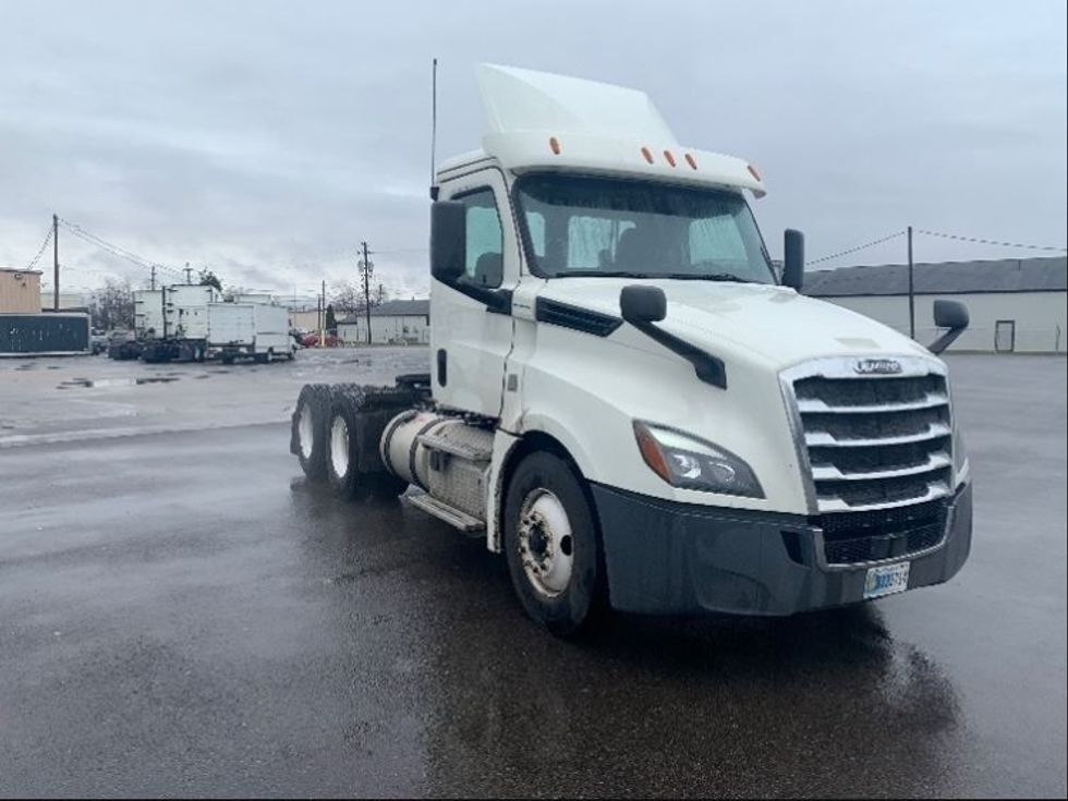 Day Cab Tractor-Heavy Duty Tractors-Freightliner-2018-T12664ST-Middlefield-OH-601,999\n\t\tmiles-$ 32,500 - Image 1