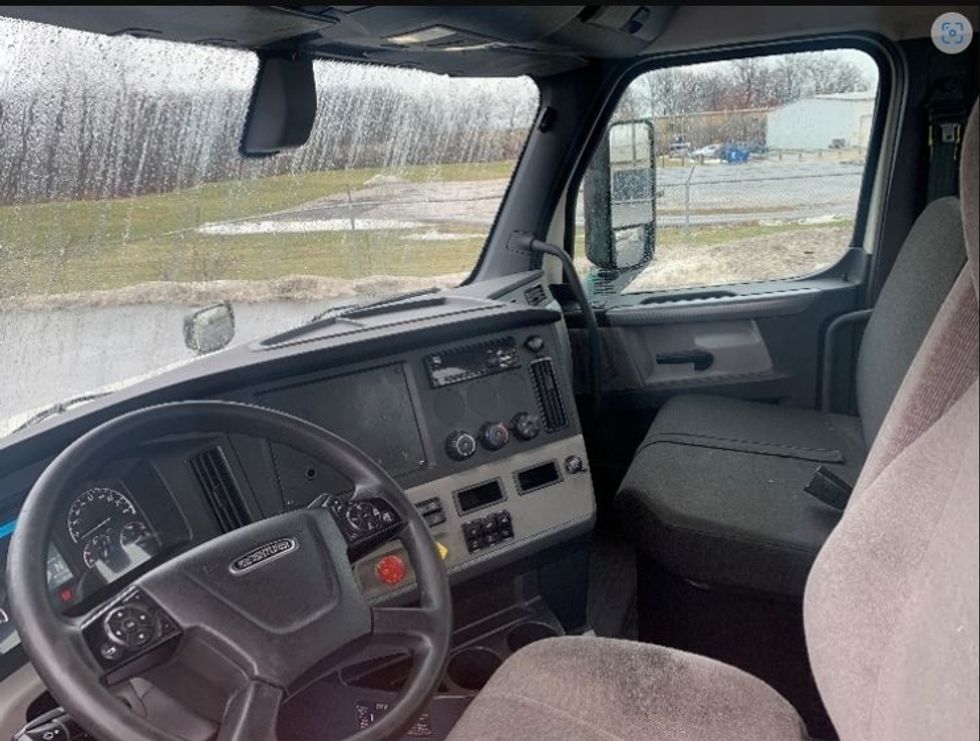 Day Cab Tractor-Heavy Duty Tractors-Freightliner-2018-T12664ST-Middlefield-OH-601,999\n\t\tmiles-$ 32,500 - Image 10