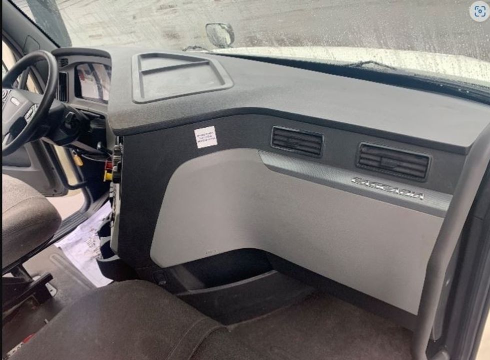 Day Cab Tractor-Heavy Duty Tractors-Freightliner-2018-T12664ST-Middlefield-OH-601,999\n\t\tmiles-$ 32,500 - Image 12